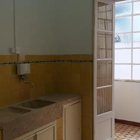 Charming Portuguese Artdeco, 8 Minutes Walk To Alfama Apartment *